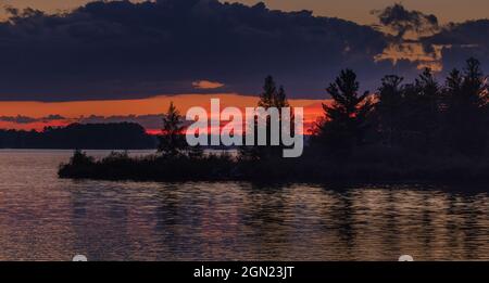 Coucher de soleil sur le Chippewa Flowage dans le nord du Wisconsin. Banque D'Images