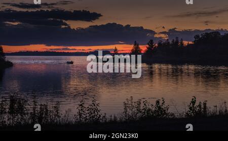 Coucher de soleil sur le Chippewa Flowage dans le nord du Wisconsin. Banque D'Images