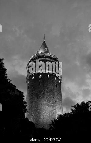 Échelle de gris angle bas de la Tour de Galata à Istanbul, Turquie Banque D'Images