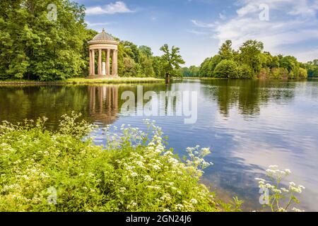 Lac de Badenburg avec Temple Apollo au Palais de Nymphenburg, haute-Bavière, Bavière, Allemagne Banque D'Images