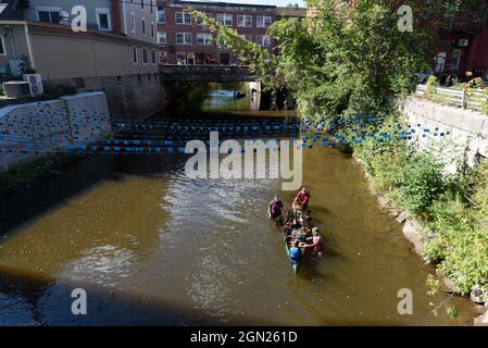 Des bénévoles des amis du Winooski nettoient une section de la branche nord de la rivière Winooski, Montpelier, Vermont, États-Unis. Banque D'Images