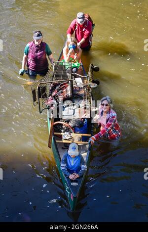 Des bénévoles des amis du Winooski nettoient une section de la branche nord de la rivière Winooski, Montpelier, Vermont, États-Unis. Banque D'Images