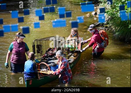 Des bénévoles des amis du Winooski nettoient une section de la branche nord de la rivière Winooski, Montpelier, Vermont, États-Unis. Banque D'Images