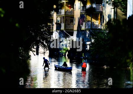 Des bénévoles des amis du Winooski nettoient une section de la branche nord de la rivière Winooski, Montpelier, Vermont, États-Unis. Banque D'Images