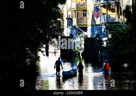 Des bénévoles des amis du Winooski nettoient une section de la branche nord de la rivière Winooski, Montpelier, Vermont, États-Unis. Banque D'Images