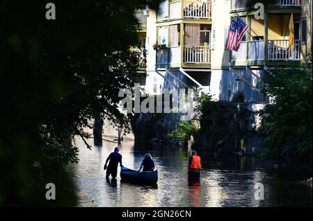 Des bénévoles des amis du Winooski nettoient une section de la branche nord de la rivière Winooski, Montpelier, Vermont, États-Unis. Banque D'Images