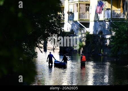 Des bénévoles des amis du Winooski nettoient une section de la branche nord de la rivière Winooski, Montpelier, Vermont, États-Unis. Banque D'Images