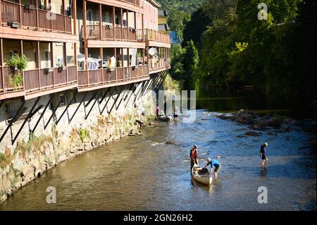 Des bénévoles des amis du Winooski nettoient une section de la branche nord de la rivière Winooski, Montpelier, Vermont, États-Unis. Banque D'Images