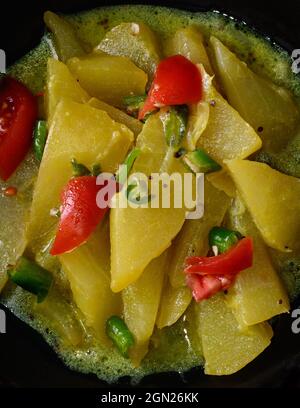 plat de chayote ou de chow-chow cuit avec tomates et piments verts sur une casserole, plat sri lankan végétarien Banque D'Images