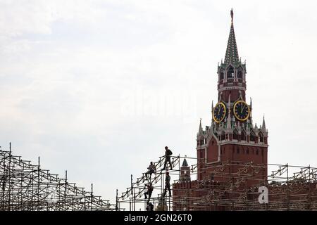 Ouvriers de construction sur échafaudage sur le mur du Kremlin de Moscou, Moscou, Russie, Europe Banque D'Images