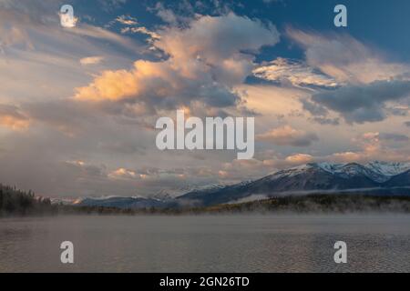 Sunrise, Lac Pyramid, Parc national Jasper, Alberta, Canada Banque D'Images