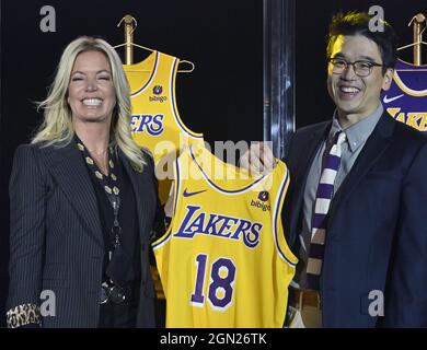 Jeanie bus, PDG de Los Angeles Lakers, tient un nouveau maillot de Lakers avec Sun-Ho Lee, responsable de la planification globale des activités chez Bibigo, lors du lancement de l'équipe pour annoncer un nouveau partenariat marketing mondial avec Bibigo, une entreprise alimentaire populaire sud-coréenne au centre de formation sanitaire UCLA à El Segundo. Californie le lundi 20 septembre 2021. Le partenariat de 100 millions de dollars des Lakers avec Bibigo est maintenant le plus grand marché de plastron de jersey de la NBA. Il s'agit également du premier contrat de la ligue avec une société en dehors des États-Unis et du premier partenariat international de LA dans l'histoire des franchises. Photo de J Banque D'Images
