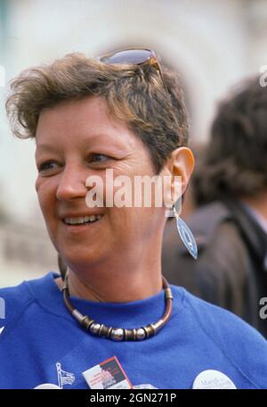 Norma McCorvey, connue sous le pseudonyme de Jane Roe, la demanderesse dans la décision historique de la Cour suprême des États-Unis de 1973 Roe c. Wade, assiste à un rassemblement sur les marches de devant de la Cour à Washington, DC, le 9 avril 1989. Crédit : Ron Sachs/CNP Banque D'Images