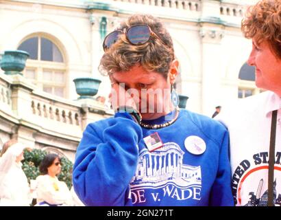 Norma McCorvey, connue sous le pseudonyme de Jane Roe, la demanderesse dans le cadre historique 1973 de la décision Roe c. Wade de la Cour suprême des États-Unis, devient émotive alors qu'elle assiste à un rassemblement sur les marches de devant de la cour à Washington, DC, le 9 avril 1989. Crédit : Ron Sachs/CNP Banque D'Images