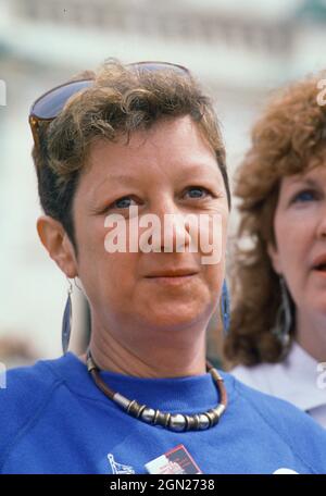 Norma McCorvey, connue sous le pseudonyme de Jane Roe, la demanderesse dans la décision historique de la Cour suprême des États-Unis de 1973 Roe c. Wade, assiste à un rassemblement sur les marches de devant de la Cour à Washington, DC, le 9 avril 1989. Crédit : Ron Sachs/CNP Banque D'Images