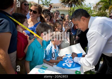 Le président Barack Obama autographe un panneau tout en saluant ses voisins et ses partisans avant un événement à Palm Beach Gardens, Floride, le 10 avril 2012. (Photo officielle de la Maison Blanche par Pete Souza) cette photo officielle de la Maison Blanche est disponible uniquement pour publication par les organismes de presse et/ou pour impression personnelle par le(s) sujet(s) de la photo. La photographie ne peut être manipulée d'aucune manière et ne peut pas être utilisée dans des documents commerciaux ou politiques, des publicités, des courriels, des produits, des promotions qui, de quelque manière que ce soit, suggèrent l'approbation ou l'approbation du Président, de la première famille ou de t Banque D'Images