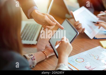 Image rognée de l'équipe de planification de la stratégie d'entreprise sur une tablette portable numérique dans la salle de réunion. Maquette de tablette Banque D'Images
