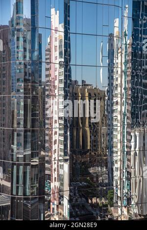 Reflet de bâtiments dans un gratte-ciel, Abu Dhabi, Abu Dhabi, Émirats arabes Unis, Moyen-Orient Banque D'Images