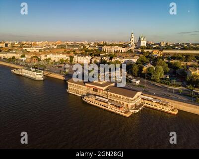 Vue aérienne des tours en bateau et restaurant flottant le long de la promenade sur la rive de la Volga avec Astrakhan Kremlin derrière, Astrakhan, Astrakhan Distr Banque D'Images