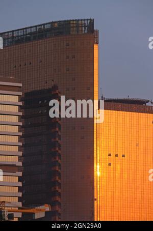 Angola; province de Luanda; Luanda; capitale de l'Angola; immeuble de bureaux moderne au centre; la façade en verre reflète le coucher du soleil Banque D'Images