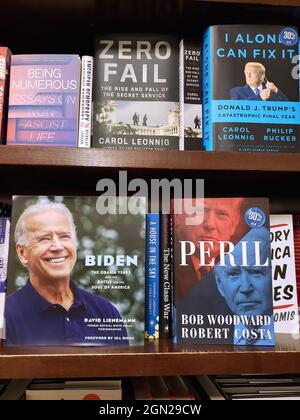 Livre sur les risques par les auteurs Bob Woodward et Robert Costa exposé au magasin Barnes and Noble de New York, NY, le 21 septembre 2021. Photo de Charles Guerin/ABACAPRESS.COM Banque D'Images