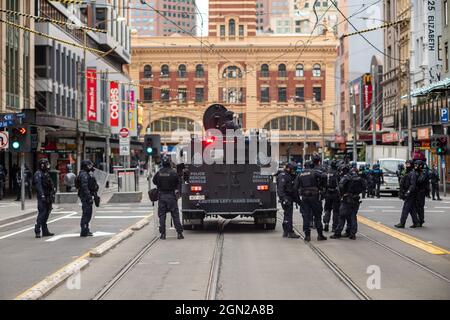 Les tensions sont fortes dans la CDB de Melbourne alors que la police se prépare pour la troisième journée de manifestations contre les vaccins, avec plusieurs arrestations déjà. Certains prétendent représenter l'industrie de la construction qui a été mise en attente pour enrayer la propagation du coronavirus sur les lieux de travail, tandis que d'autres sont là avec un programme anti-vaccin fort, demandant aux passants de retirer leur masque. Banque D'Images