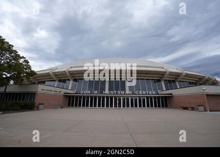 Vue générale du Centre Jon M. Huntsman sur le campus de l'Université de l'Utah, le samedi 18 septembre 2021, à Salt Lake City. L'arène est le ho Banque D'Images