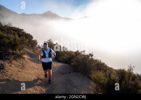 San Juan Capistrano, Californie, États-Unis. 30 août 2020. Le coureur de sentier passe par la vallée remplie de brouillard sur le sentier de San Juan dans la forêt nationale de Cleveland, le système de sentiers en boucle de San Juan, près de l'autoroute Ortega. (Image de crédit : © Ruaridh Stewart/ZUMA Press Wire) Banque D'Images