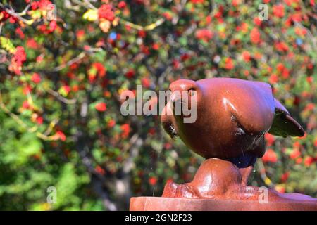 Sculpture, The Hawk, hommage au poète Ted Hughes de Kenny Hunter, Mytholmroyd, Calhawk, West Yorkshire Banque D'Images