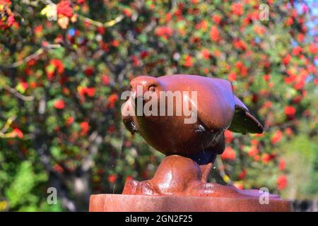 Sculpture, The Hawk, hommage au poète Ted Hughes de Kenny Hunter, Mytholmroyd, Calhawk, West Yorkshire Banque D'Images