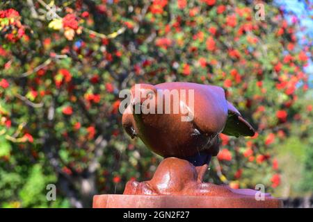 Sculpture, The Hawk, hommage au poète Ted Hughes de Kenny Hunter, Mytholmroyd, Calhawk, West Yorkshire Banque D'Images