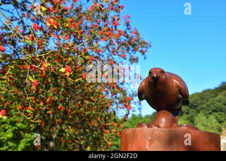 Sculpture, The Hawk, hommage au poète Ted Hughes de Kenny Hunter, Mytholmroyd, Calhawk, West Yorkshire Banque D'Images