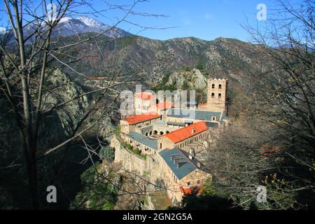 Pyrénées montagnes enneigées entourant l'abbaye de St Martin du Canigou peu après le lever du soleil dans le Languedoc-Roussillon, France Banque D'Images