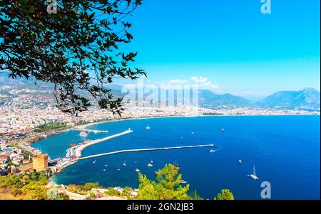 Vue panoramique depuis la ville d'Alanya, le port et la Tour Rouge Banque D'Images