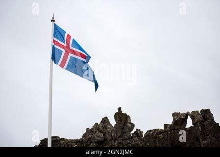 Drapeau de l'Islande dans le vent dans le Parc National de Thingvellir Banque D'Images