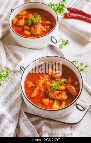 Soupe de goulash au bœuf - soupe hongroise généreuse de viande et de légumes assaisonnés de paprika sur fond blanc Banque D'Images