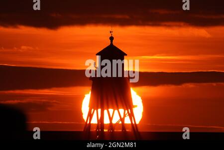 Lever du soleil au phare de Herd Groyne, à South Shields, sur la côte nord-est, sur l'équinoxe d'automne. Date de la photo: Mercredi 22 septembre 2021, 2021. Banque D'Images