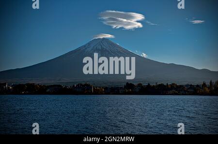 Mont Fuji à partir du lac Kawaguchiko, Minatsimuru, Yamanashi, Japon. Banque D'Images