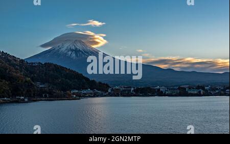 Mont Fuji à partir du lac Kawaguchiko, Minatsimuru, Yamanashi, Japon. Banque D'Images