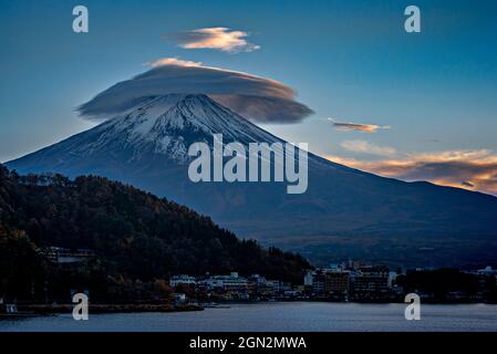 Mont Fuji à partir du lac Kawaguchiko, Minatsimuru, Yamanashi, Japon. Banque D'Images