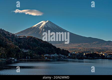 Mont Fuji à partir du lac Kawaguchiko, Minatsimuru, Yamanashi, Japon. Banque D'Images