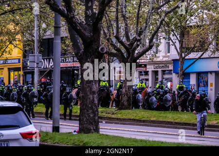 La police anti-émeute patrouillait le long de la rue Elizabeth pendant la manifestation.hier, à 5-6 heures, une confrontation entre la police de Victoria et les manifestants de l'industrie de la construction s'est déroulée à l'angle de la rue Victoria et de la rue Elizabeth dans le quartier des affaires de Melbourne. Les travailleurs protestent contre la vaccination obligatoire pour les membres de l'industrie ainsi que contre le confinement de l'ensemble de l'industrie pendant 2 semaines par le gouvernement victorien. Près de 500 officiers de police forts avec une unité anti-émeute et une unité montée (à cheval) avec la police générale sont venus pour riposter les manifestants en plein équipement anti-émeute avec un équipement spécialisé Banque D'Images