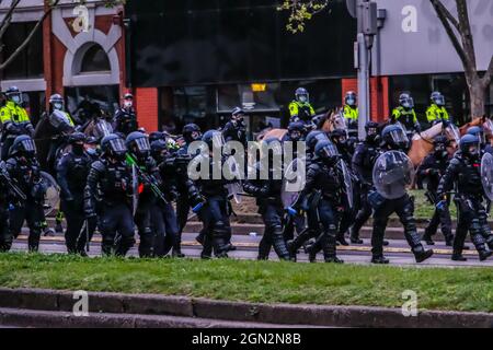 Melbourne, Australie, 21/09/2021, la police de Riot patrouille le long de la rue Elizabeth pendant la manifestation.hier, à 5-6 heures, une poursuite d'une confrontation entre la police de Victoria et l'industrie de la construction des manifestants a eu lieu à l'angle de la rue Victoria et de la rue Elizabeth dans le quartier des affaires de Melbourne. Les travailleurs protestent contre la vaccination obligatoire pour les membres de l'industrie ainsi que contre le confinement de l'ensemble de l'industrie pendant 2 semaines par le gouvernement victorien. Près de 500 officiers de police forts avec une unité anti-émeute et une unité montée (à cheval) avec la police générale sont venus à riposter les manifestants en entier Banque D'Images