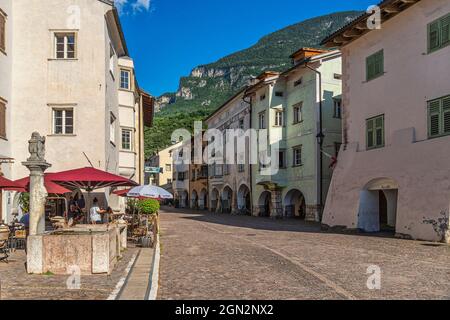 Maisons caractéristiques de l'ancien centre médiéval d'Egna. Les arcades abaissées et les façades colorées sont une caractéristique de ce village. Banque D'Images