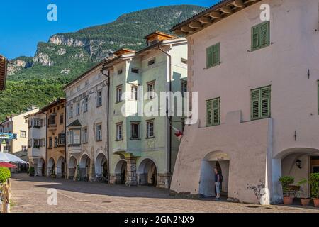 Maisons caractéristiques de l'ancien centre médiéval d'Egna. Les arcades abaissées et les façades colorées sont une caractéristique de ce village. Banque D'Images