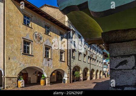 Maisons caractéristiques de l'ancien centre médiéval d'Egna. Les arcades abaissées et les façades colorées sont une caractéristique de ce village. Banque D'Images