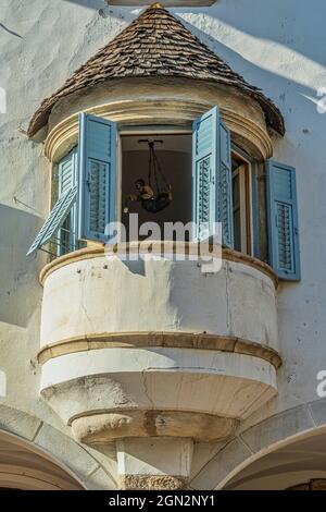 Erker, fenêtre en porte-à-faux, d'une ancienne maison dans le centre historique d'Egna. Egna, province autonome de Bolzano, Trentin-Haut-Adige, Italie, Euro Banque D'Images