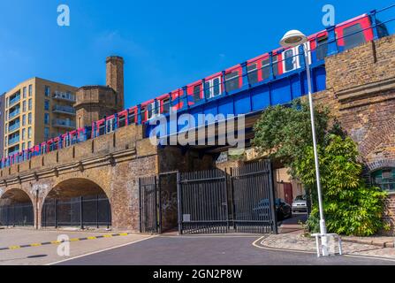 Vue sur le train DLR passant par Limehouse Basin, Limehouse, Londres, Angleterre, Royaume-Uni, Europe Banque D'Images