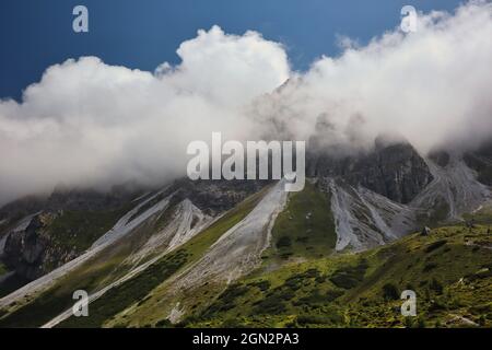 Scène dramatique de haute roche dans les nuages dans le Tyrol. Chaîne de montagne Kalkkoegel en Autriche. Banque D'Images