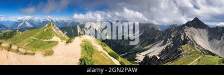 Vue panoramique de la crête depuis Seefelder Spitze en été. Panorama pittoresque des montagnes dans les Alpes de Karwendel au Tyrol, Autriche. Banque D'Images